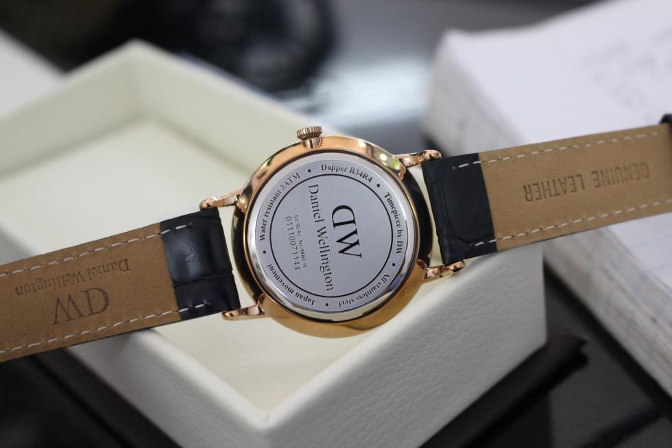 Đồng hồ dây da nữ DW với thiết kế tối giản tinh tế phù hợp với mọi độ tuổi