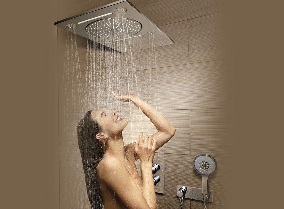 Красивая голая девушка принимает душ в номере отеля