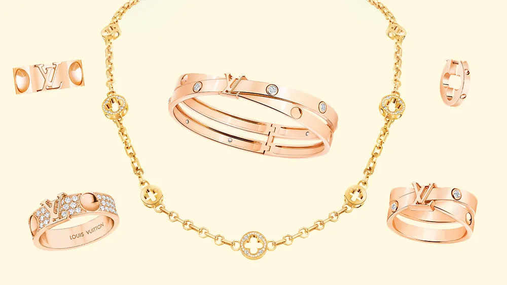 Các mẫu nhẫn và vòng tay Louis Vuitton trên nền trắng