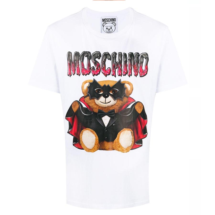 Áo phông Moschino Dracula Bear: Với áo phông Moschino Dracula Bear, bạn sẽ không chỉ thể hiện được phong cách thời trang độc đáo mà còn ẩn chứa một chút hài hước không thể thiếu. Thiết kế gấu Dracula xinh xắn giúp sản phẩm trở nên độc đáo và thu hút. Hãy chiêm ngưỡng hình ảnh đẹp liên quan đến sản phẩm này.